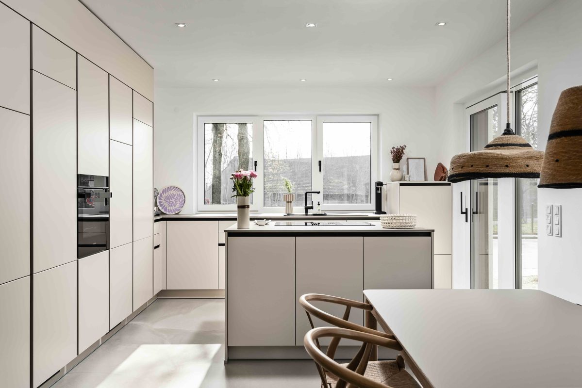 helle moderne Küche Silbermond Jasmin