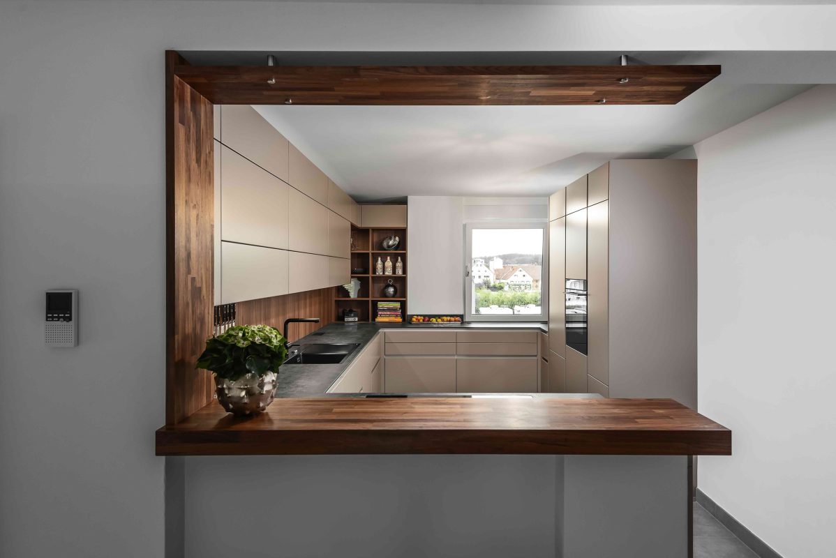 helle Küche mit dunkler Holzoptik Silbermond Jasmin