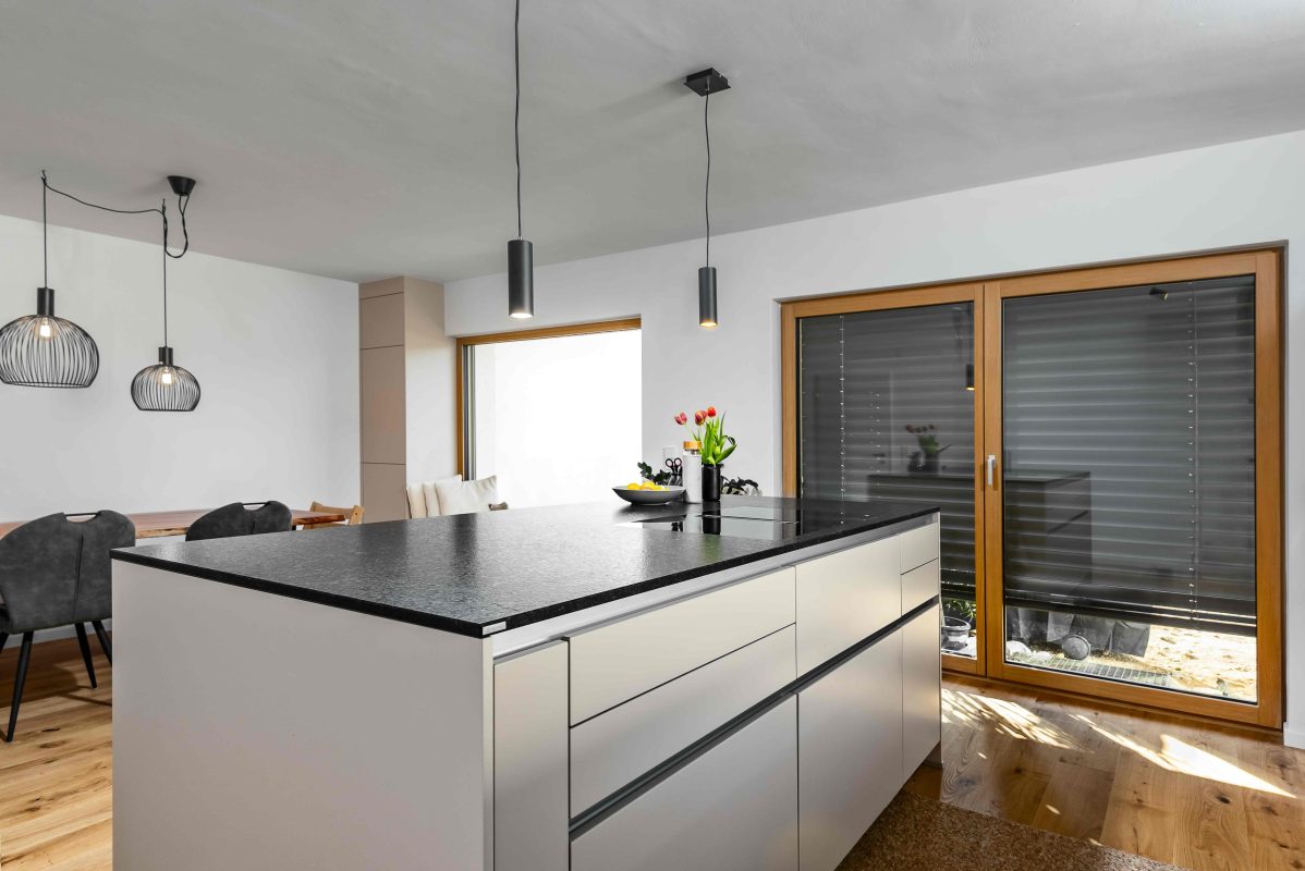 helle weiße Küche mit Insel Silbermond Polarweiß