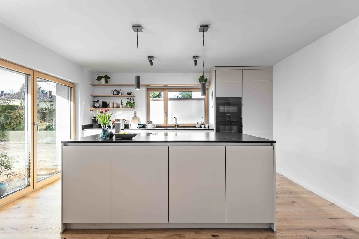 helle weiße Küche mit Insel Silbermond Polarweiß