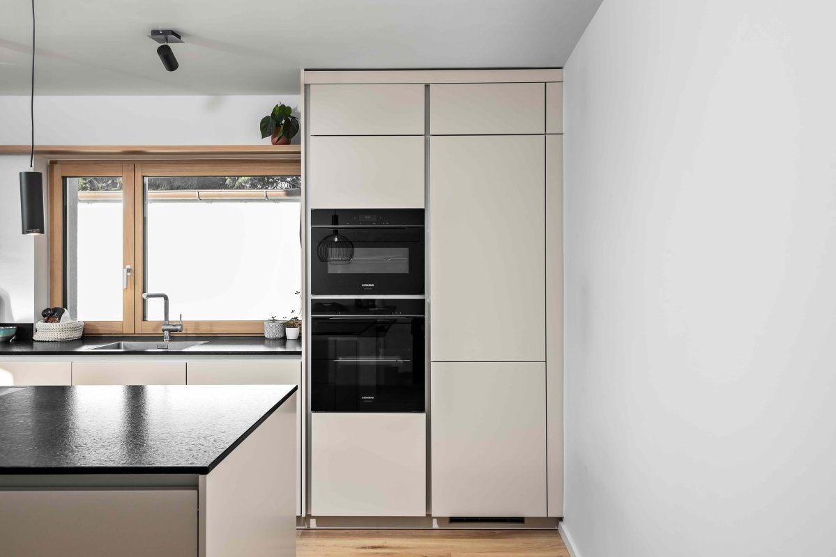 helle weiße Küche mit Insel Silbermond Polarweiß