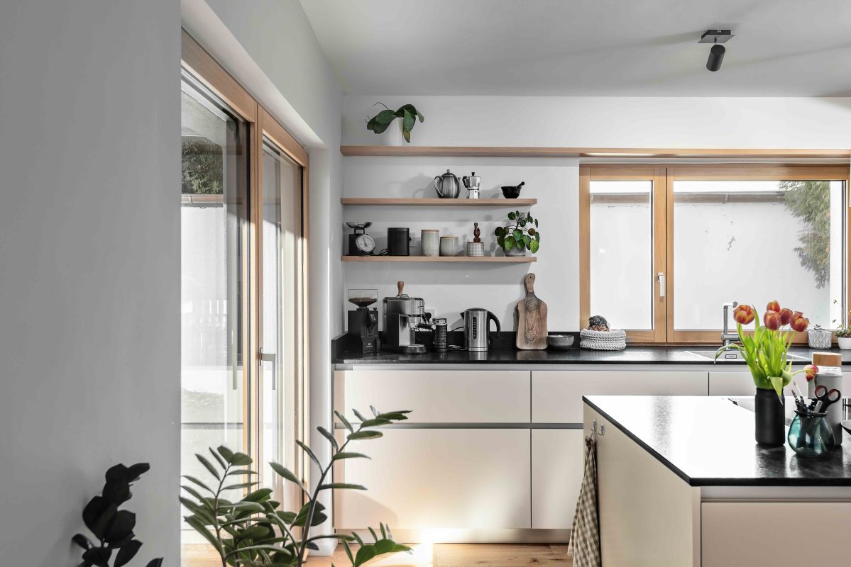 helle weiße Küche mit Insel Silbermond Polarweiß