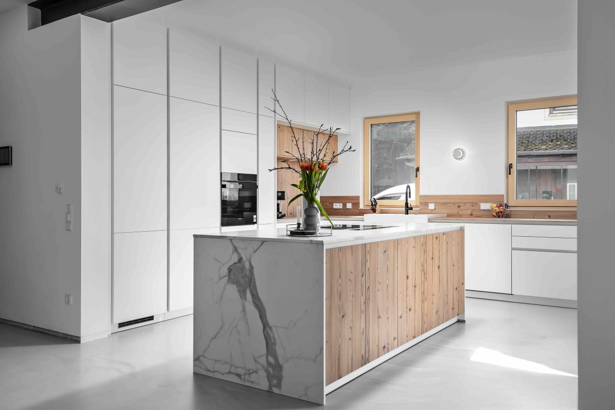 weiße helle Küche Polarweiß Silbermond