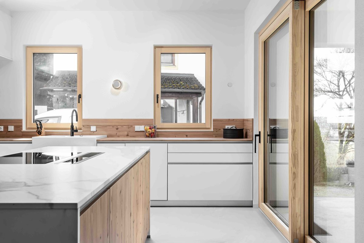 weiße helle Küche Polarweiß Silbermond