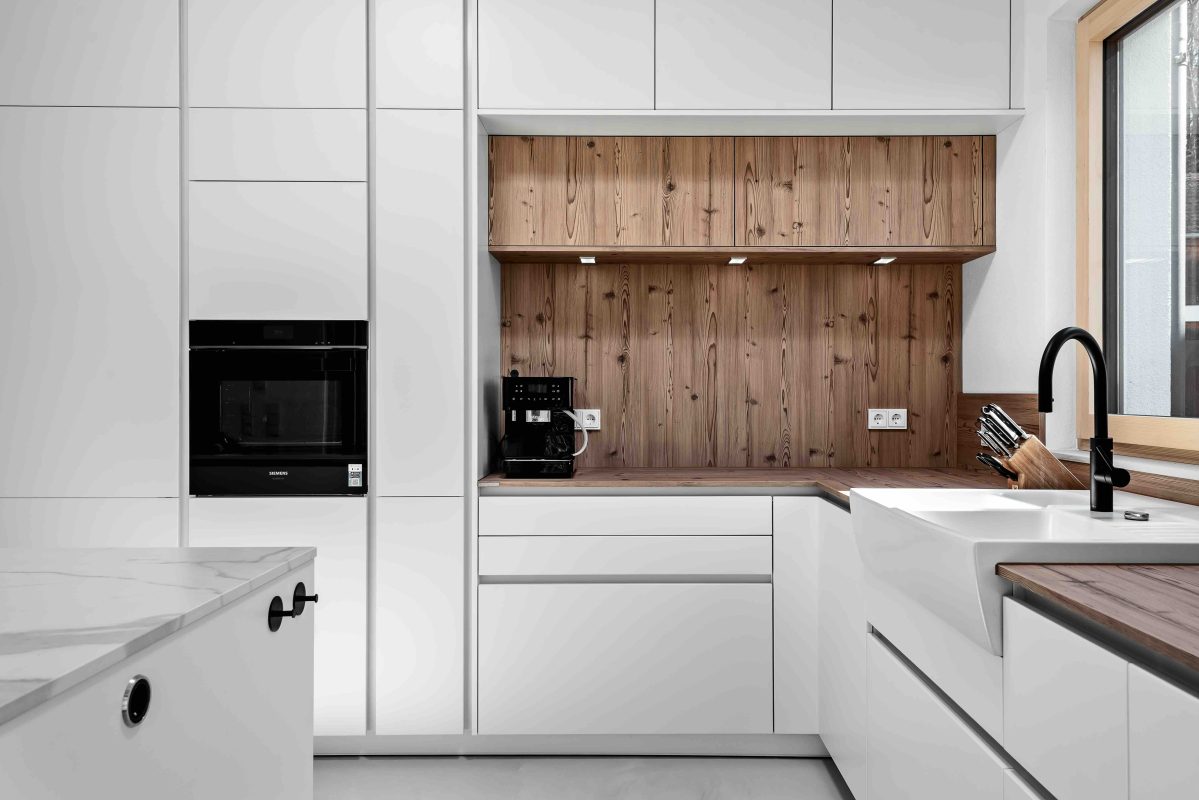 weiße helle Küche Polarweiß Silbermond